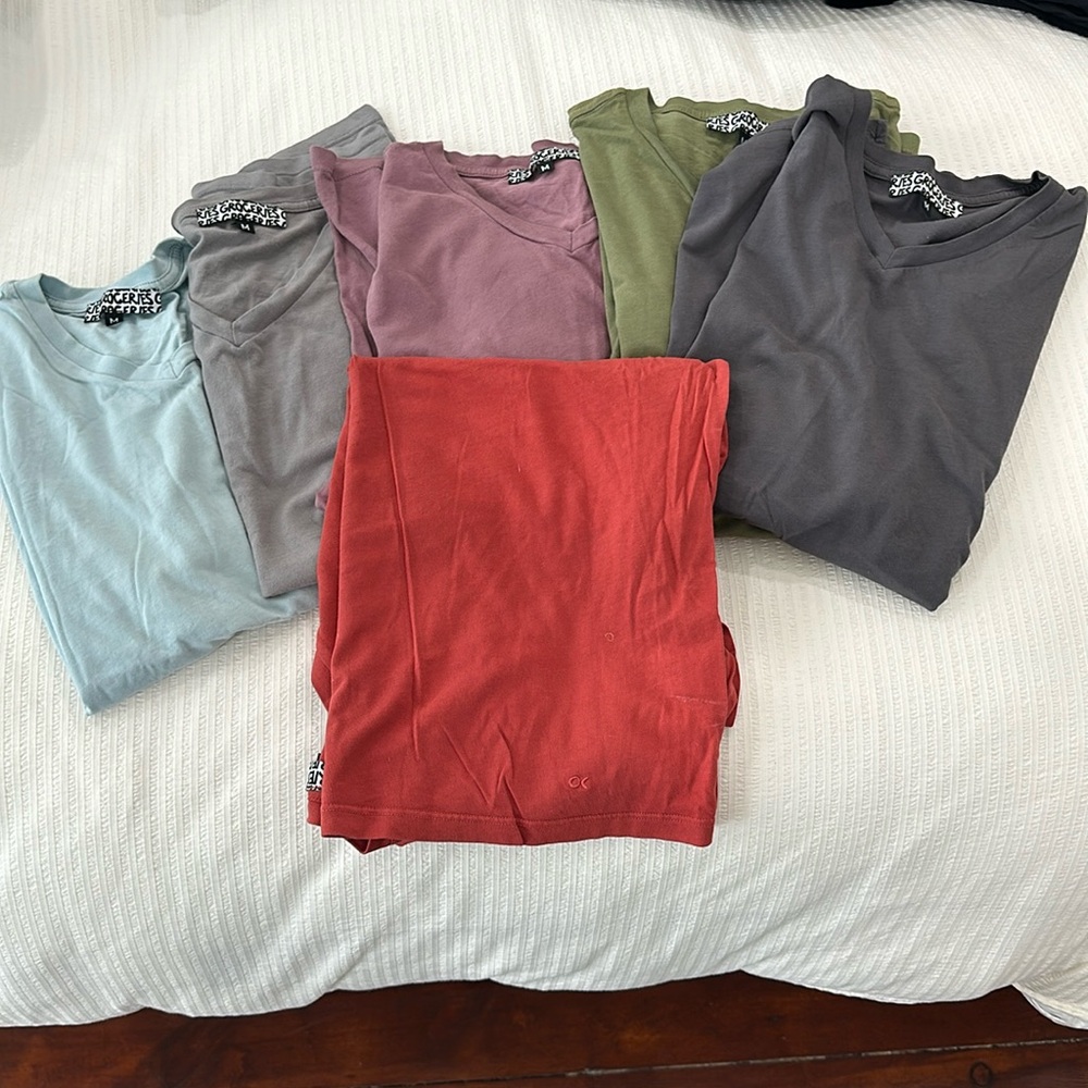 Gently Used Groceries V-Neck Organic Cotton T’s (Size: Medium), 6 total
